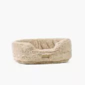 Aiko, 18cm plush dog with collar and its faux fur basket