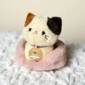 Kimi, 18cm plush cat with collar and its faux fur basket