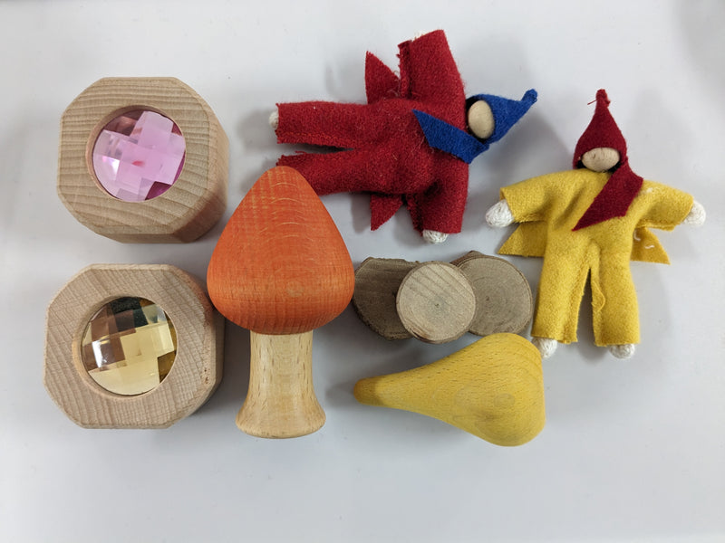 Small World Curiosity Set - J