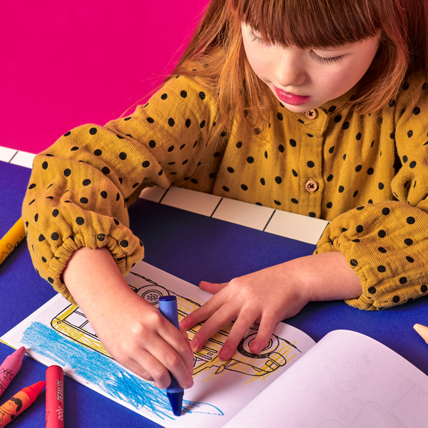 Peanuts:  Snoopy School Coloring Travel Kit (9 crayons & 48 coloring pages)