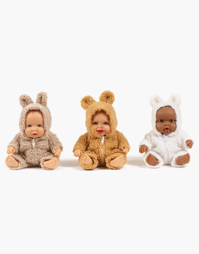 Guillo, Peque doll in camel-colored terrycloth Winnie the Pooh jumpsuit