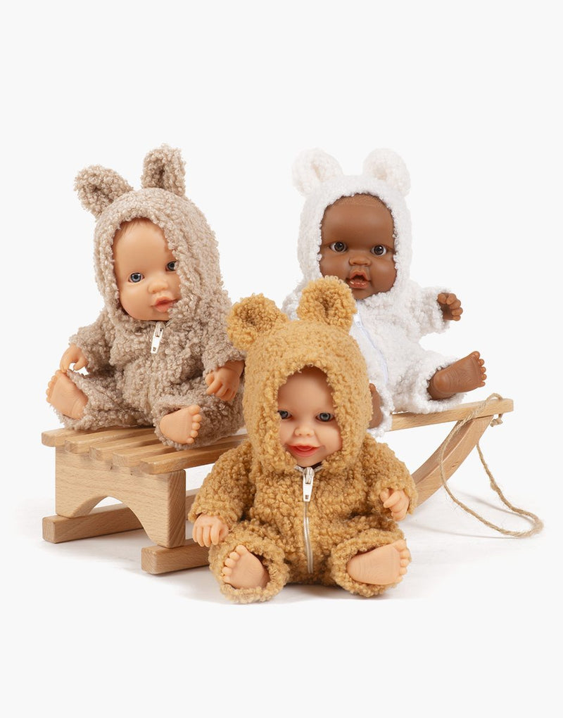Guillo, Peque doll in camel-colored terrycloth Winnie the Pooh jumpsuit