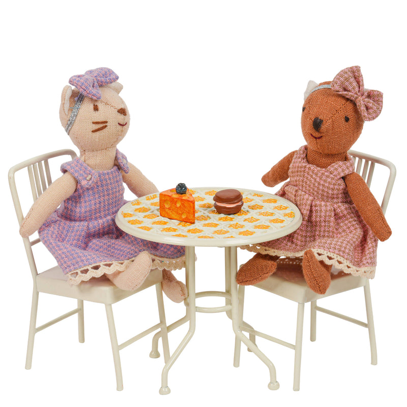 Table and Chairs Fresh Green Floral Pattern